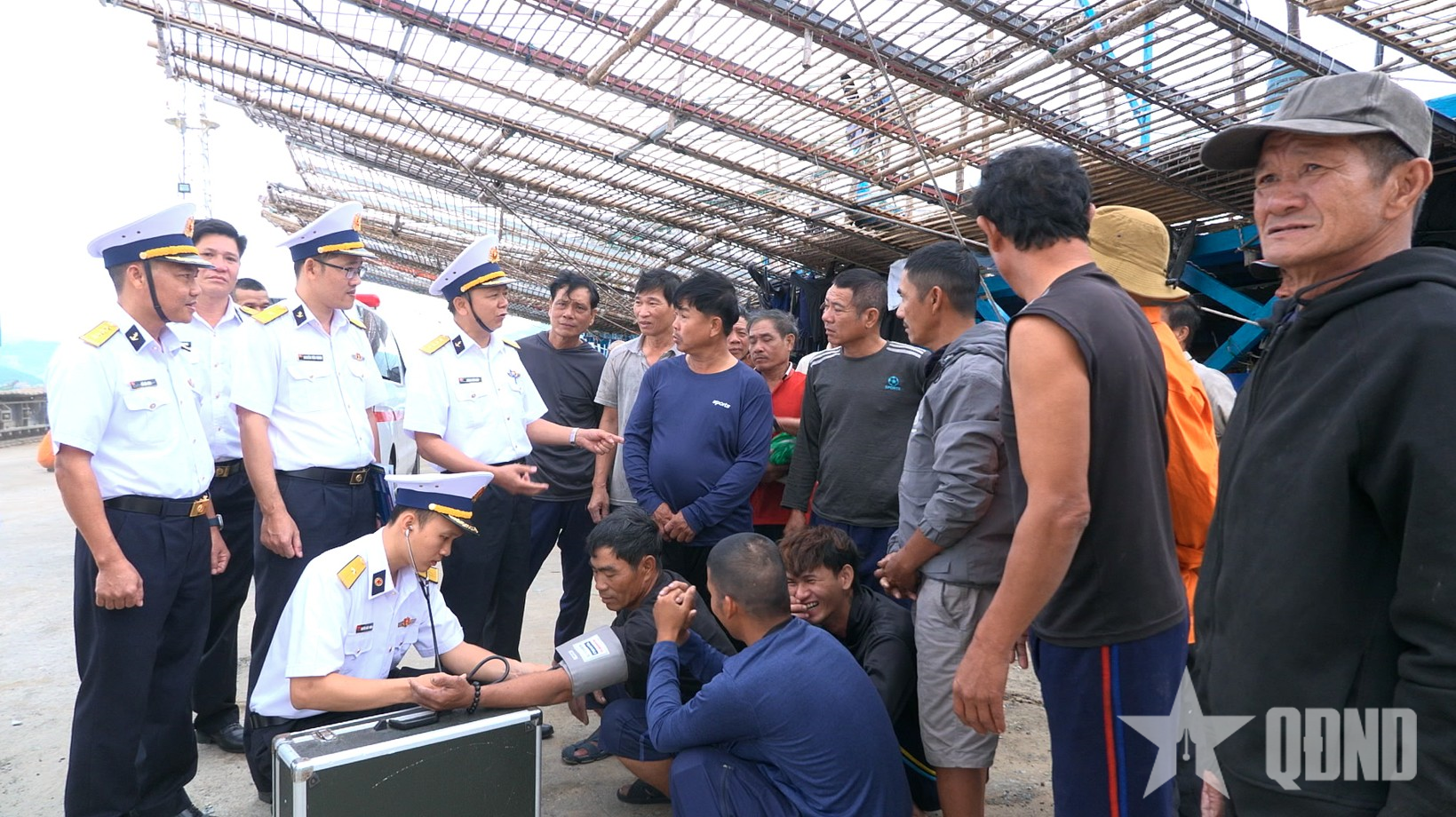 Tàu 950, Lữ đoàn 955 lai kéo tàu cá cùng 36 ngư dân về bờ an toàn